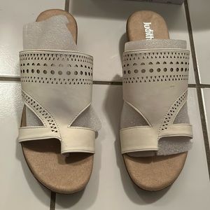 Judith slip on show. Off white. Size 9